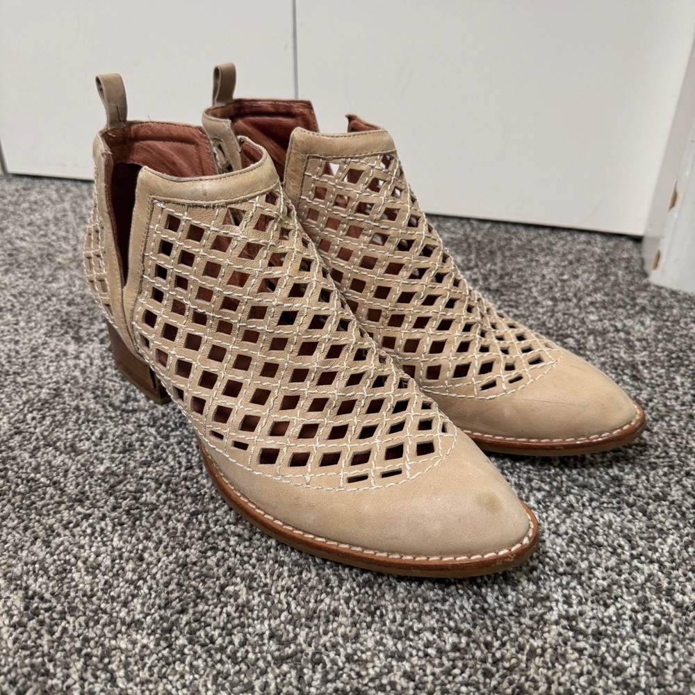 Jeffery Campbell Anthropologie Taggart Tan Beige Cutout Booties Ankle Boots 9.5